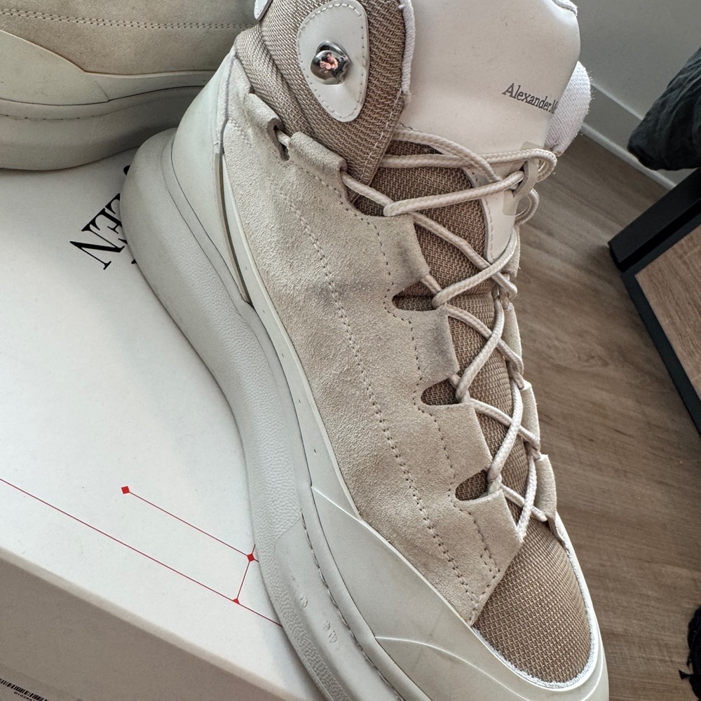 Alexander McQueen Men's Cream and White Sneakers - Picture 4 of 6